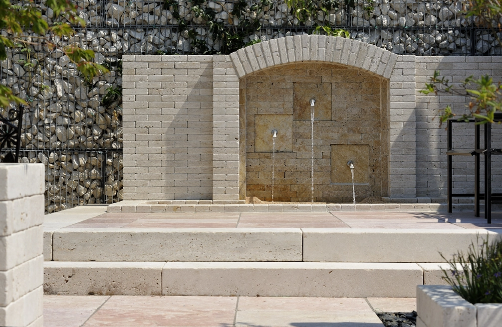 Trawertyn na podłodze, trawertyn na tarasie, trawertyn na ścianę, trawertyn na schodach, stopnie z trawertynu.webp